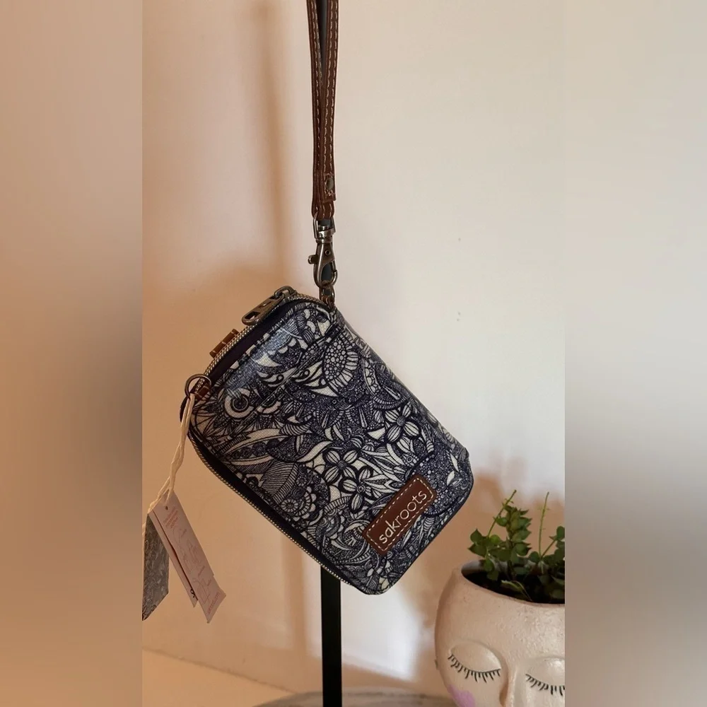 NWT Sakroots Spirit Desert Smartphone Wristlet Blue Paisley Crossbody Strap Inc